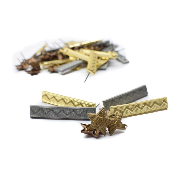 Conjunto de 40 insignias militares del ejército checo que incluyen rayas, estrellas y pines de insignias de rango con detalles de metal y tela.