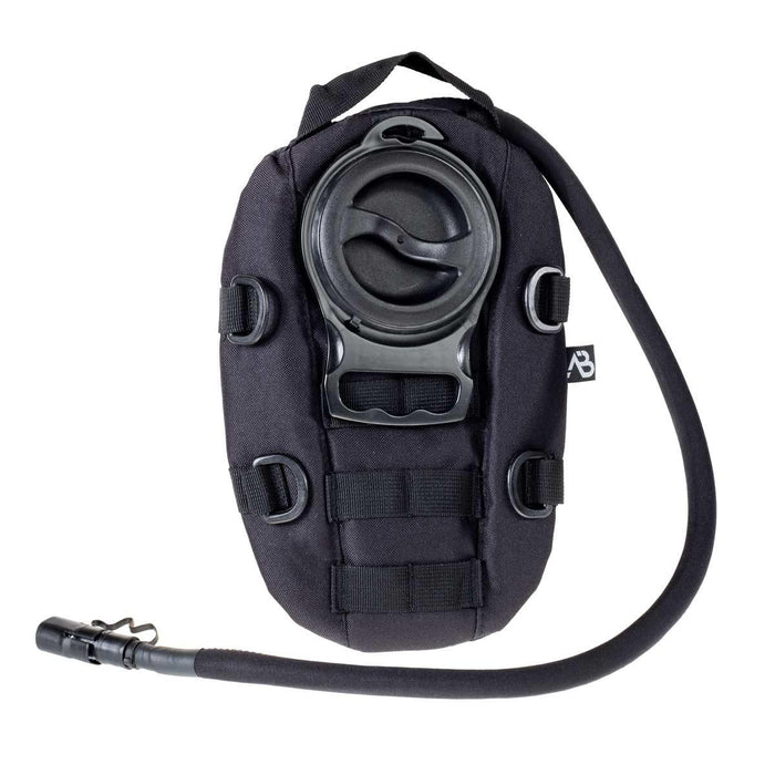 Mochila de hidratación negra compacta con capacidad de 1,5 L, correas MOLLE y tubo flexible para beber para trekking.