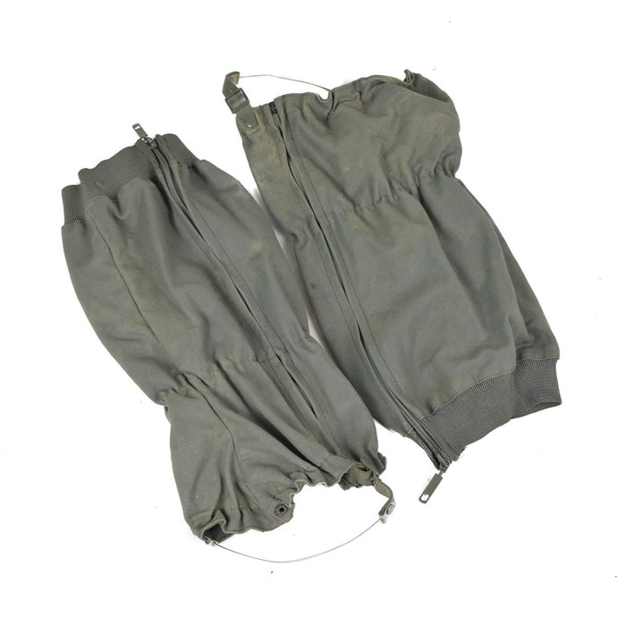 Par de auténticas polainas de combate militares francesas de color verde oliva con cremalleras laterales y cordones ajustables.