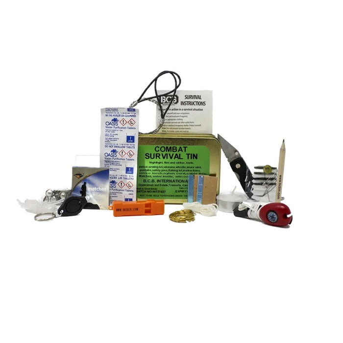 Kit de supervivencia de combate con varios elementos sobre un fondo blanco.