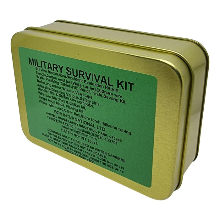 Caja de metal dorado con etiqueta verde con la etiqueta "Kit de supervivencia militar" sobre un fondo blanco.