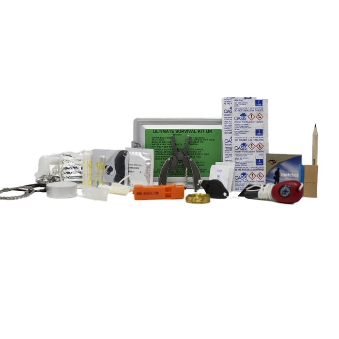 Colección de artículos del kit de supervivencia sobre un fondo blanco.