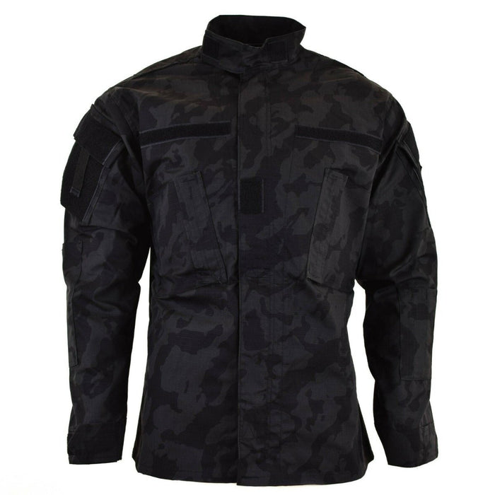 Chaqueta de combate estilo militar de la marca en tejido ACU ripstop con estampado de camuflaje nocturno y múltiples bolsillos.