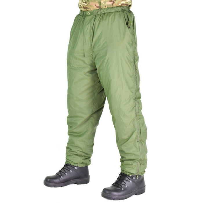 Pantalón térmico reversible del ejército británico en color verde, diseñado para climas fríos y condiciones extremas al aire libre.