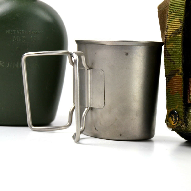 Cantina original del ejército holandés de los Países Bajos con copa y cubierta de camuflaje