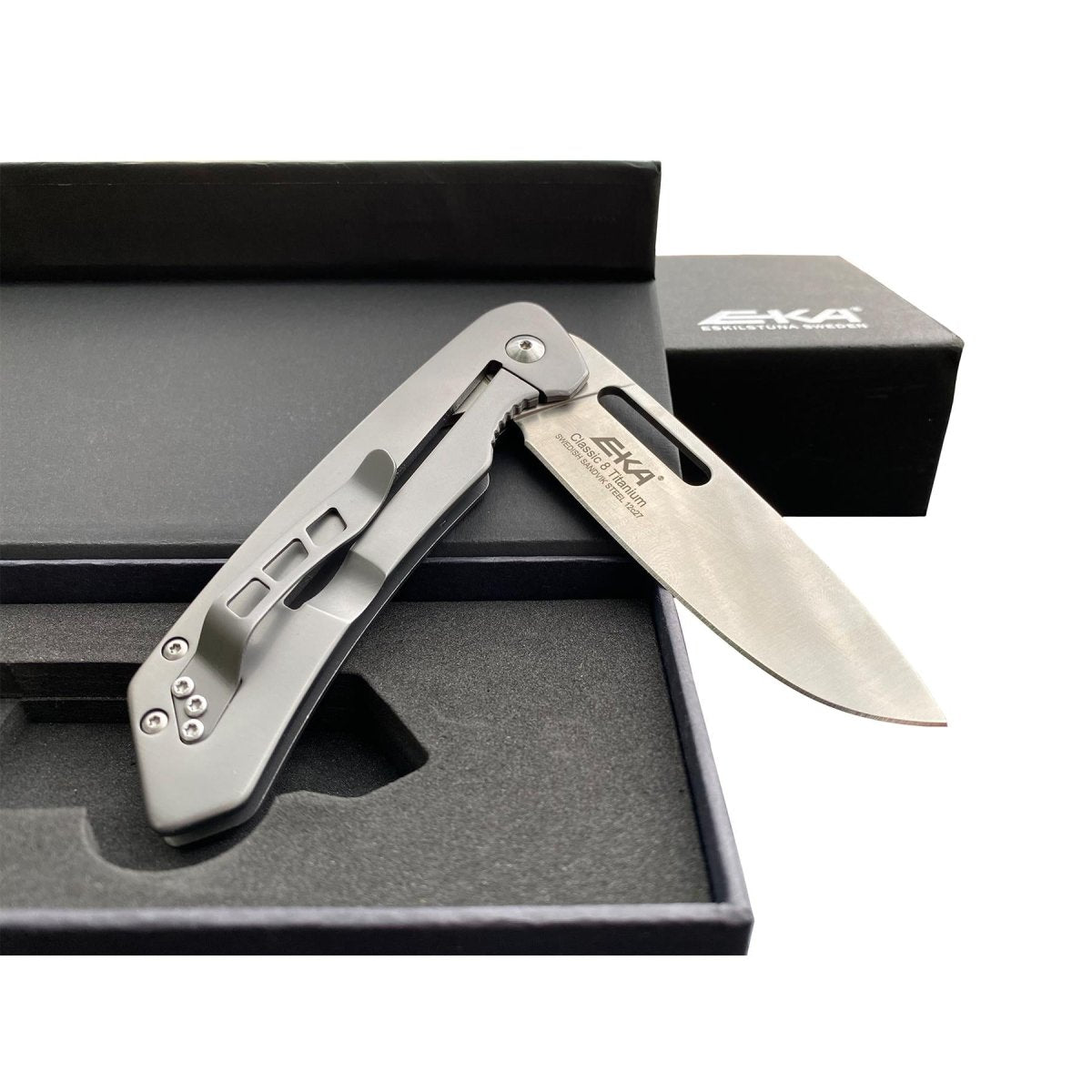 EKA Marca Swedish Classic 8 navaja de bolsillo mango de titanio hoja de acero inoxidable 57 HRC