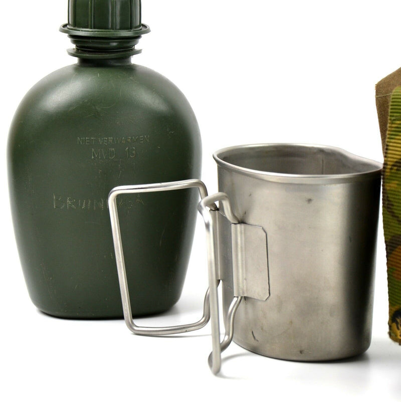 Cantina original del ejército holandés de los Países Bajos con copa y cubierta de camuflaje