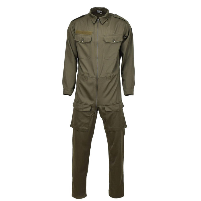 Auténtico mono de mecánico militar austriaco en color oliva con bolsillos cargo, puños ajustables, charreteras y cremallera metálica de dos direcciones.