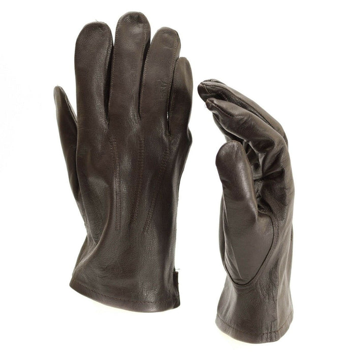 Par de auténticos guantes militares de cuero marrón con dedo completo del ejército belga aislados sobre fondo blanco