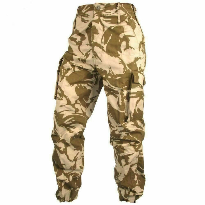 Pantalones de combate auténticos de camuflaje del desierto del ejército británico con bolsillos cargo y parte inferior ajustable para uso resistente en exteriores.