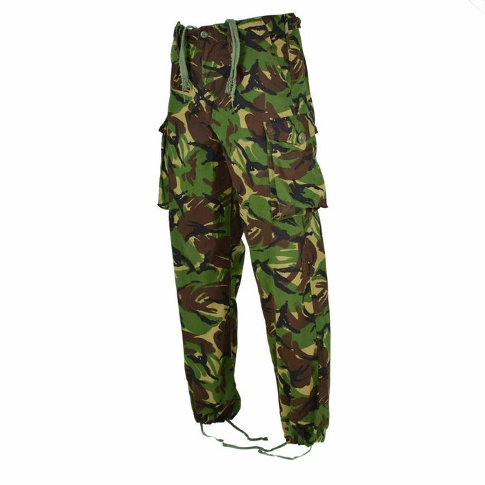 Pantalones de combate DPM auténticos del ejército británico con camuflaje de bosque, rodillas reforzadas, cintura ajustable y bolsillos cargo.