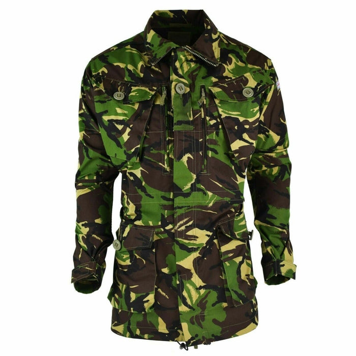 Chaqueta del ejército británico en camuflaje Woodland DPM, duradera, resistente al agua con múltiples bolsillos y funciones ajustables.