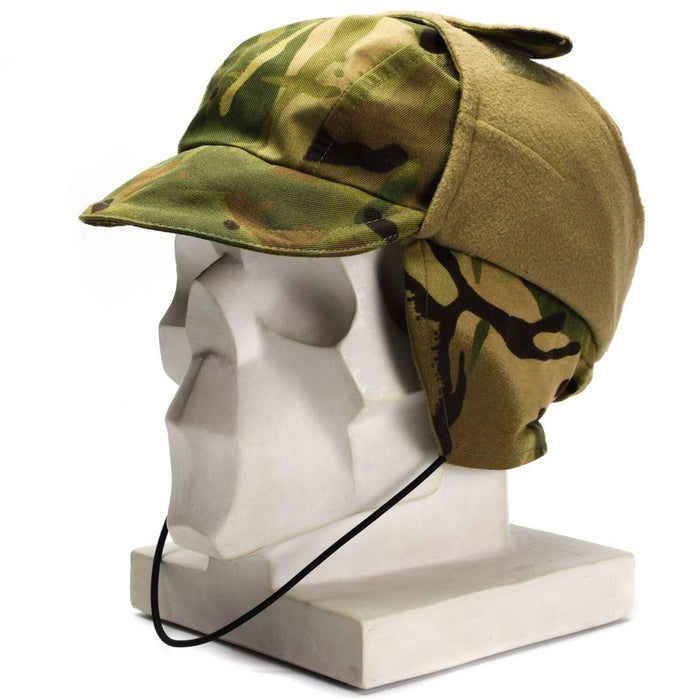 Gorra de paracaidista Gore-Tex impermeable de camuflaje MTP del ejército británico con orejeras forradas para clima frío en cabeza de maniquí de exhibición