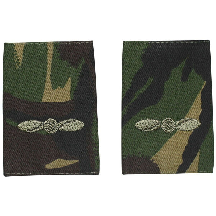Par de auténticas trabillas de camuflaje del ejército británico para los hombros con la insignia Leading Aircraftman bordada en hilo plateado.