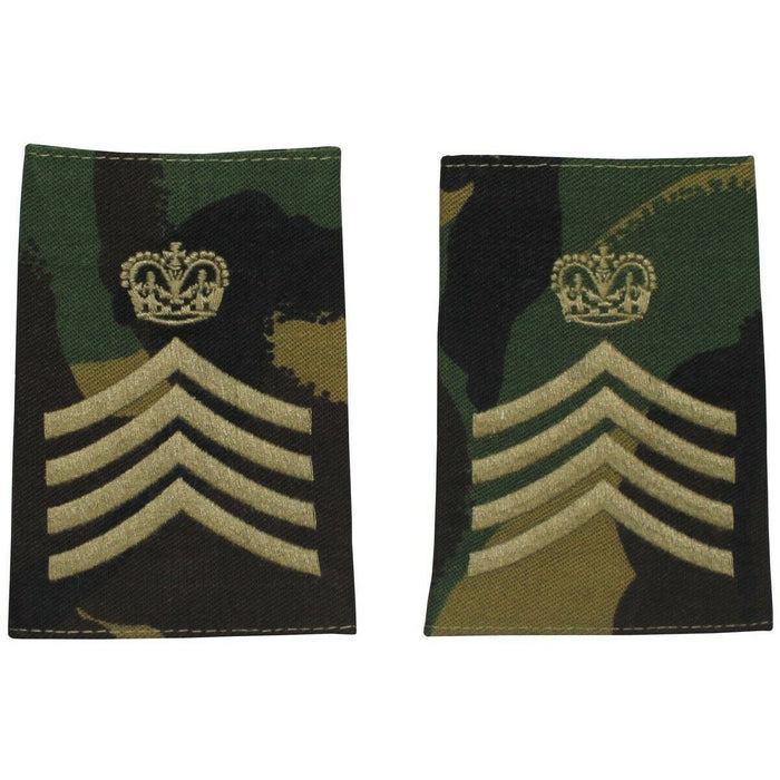 Par de auténticas trabillas para hombros de comandante del ejército británico en camuflaje DPM con insignia de corona bordada sobre material de tela