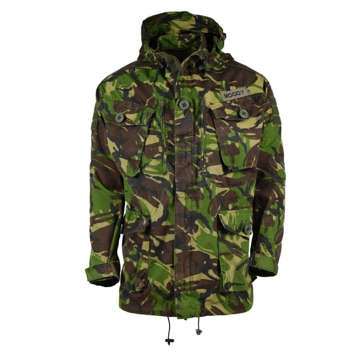 Auténtica chaqueta de combate militar británica en camuflaje DPM con capucha, múltiples bolsillos y funciones ajustables.