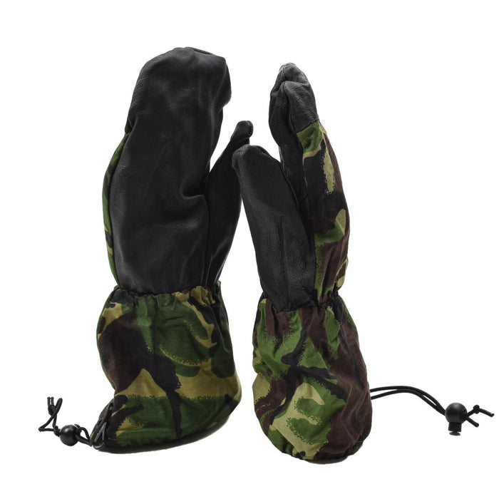 Manoplas genuinas del ejército británico con empuñadura de cuero en la palma en camuflaje DPM, diseñadas para brindar durabilidad y protección contra el clima frío.