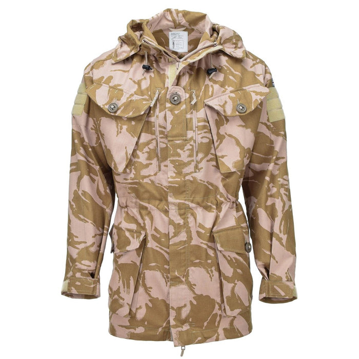 Chaqueta tipo bata militar británica con camuflaje del desierto, parka con capucha resistente al fuego y al viento para condiciones difíciles.