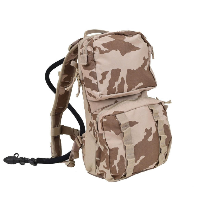 Mochila de hidratación militar checa en camuflaje del desierto con vejiga de 3 litros y sistema molle para uso en exteriores