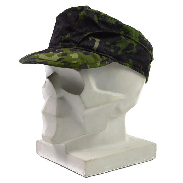 Gorra de campaña genuina del ejército danés en camuflaje M84 Flecktarn con visera, diseñada para brindar comodidad y protección solar.
