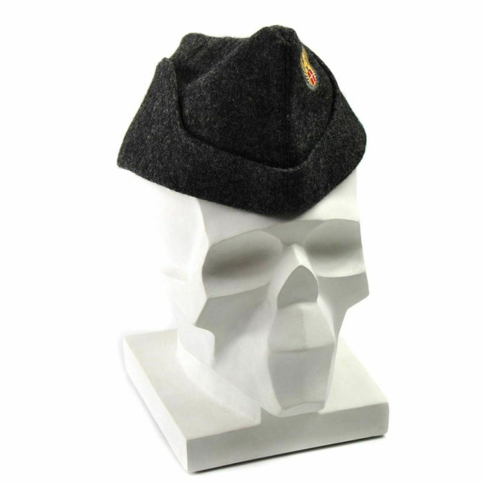 Gorra lateral de auténtica lana del ejército danés de color gris oscuro de la década de 1950 expuesta en una cabeza de maniquí con forma de calavera blanca
