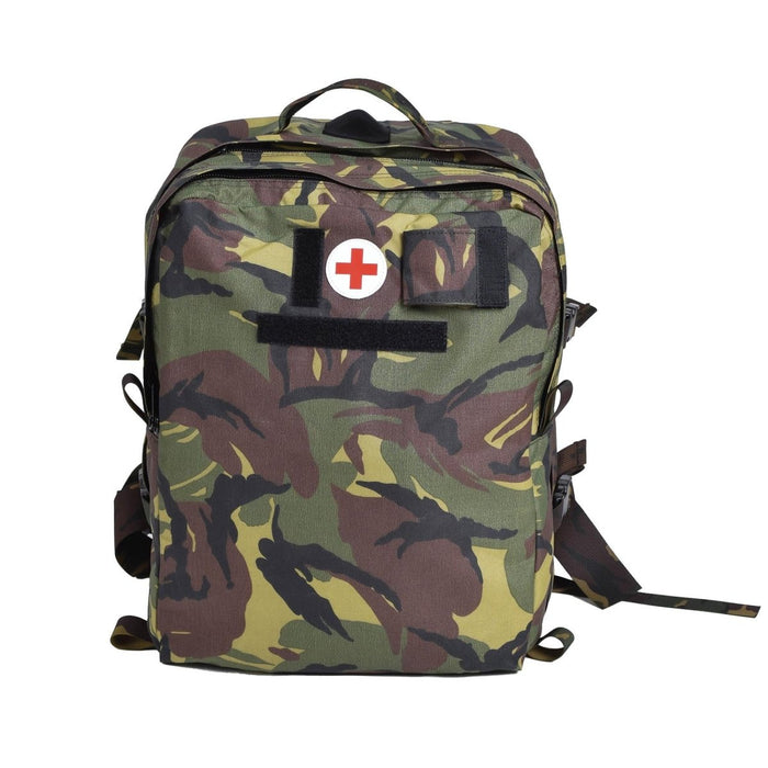 Mochila médica militar holandesa genuina en camuflaje DPM impermeable con símbolo de primeros auxilios y tela Cordura duradera.