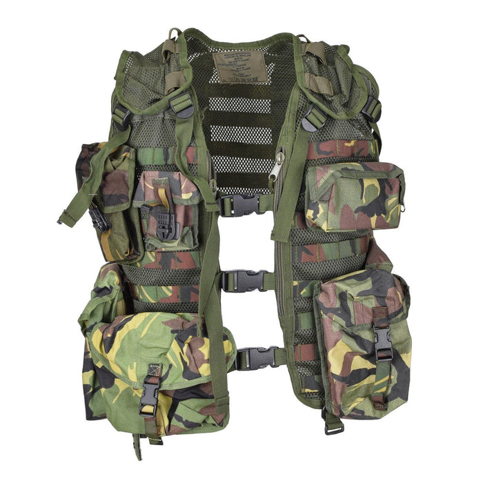 Chaleco táctico militar holandés con 7 bolsas modulares MOLLE en camuflaje Woodland DMP, diseño transpirable y ajustable.