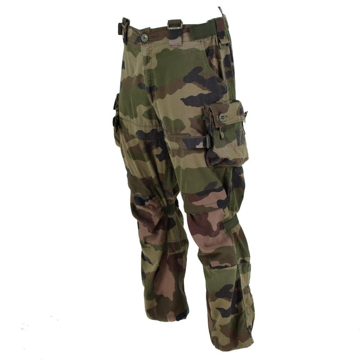 Pantalones de combate del ejército francés en camuflaje CCE con tejido ripstop duradero y múltiples bolsillos para uso táctico