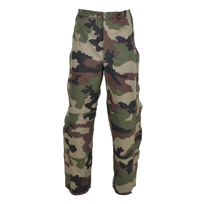 Pantalones de lluvia impermeables trilaminados genuinos del ejército francés con patrón de camuflaje CCE y tirantes ajustables para un ajuste seguro.