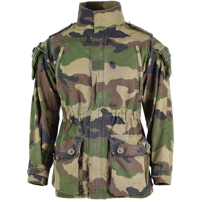Auténtica chaqueta tipo bata del ejército francés en camuflaje CCE con codos reforzados, ajuste ajustable y múltiples bolsillos para uso táctico.