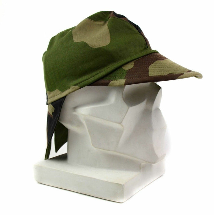 Gorra de combate del ejército francés en camuflaje CCE con solapa ajustable en el cuello para protección solar y de los elementos, diseño duradero y transpirable.