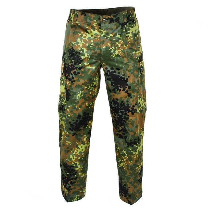Pantalones de campo de camuflaje Flecktarn genuinos del ejército alemán con bolsillos cargo y tela duradera para uso militar.