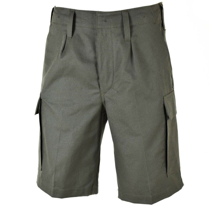 Genuinos pantalones cortos cargo de piel de topo color oliva del ejército alemán con tela duradera y múltiples bolsillos para uso en exteriores.
