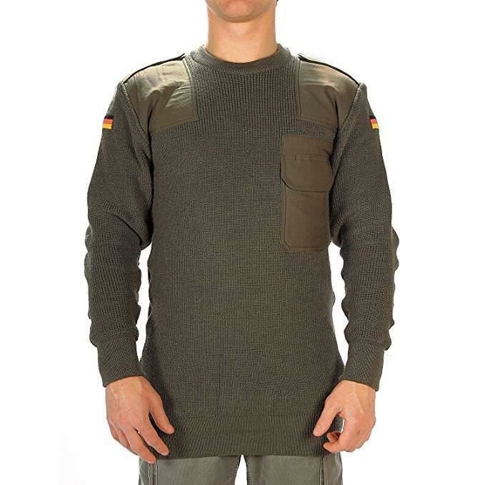 Jersey de lana verde militar alemán con parches reforzados, bolsillo en el pecho e insignia de la bandera alemana en las mangas.