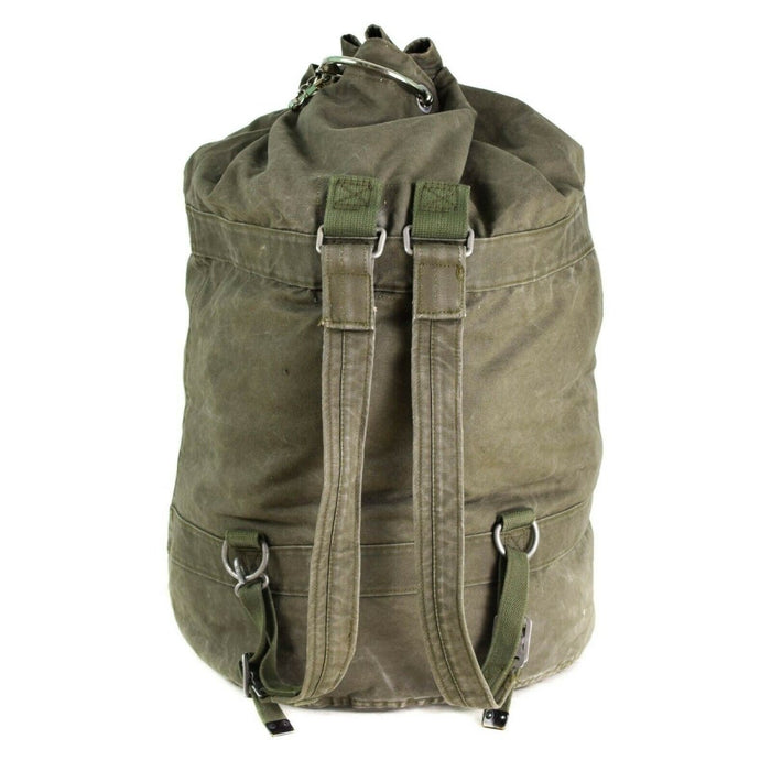 Bolso de lona grande y genuino del ejército alemán con correas para los hombros y diseño de mochila con cerradura en lona verde oliva.