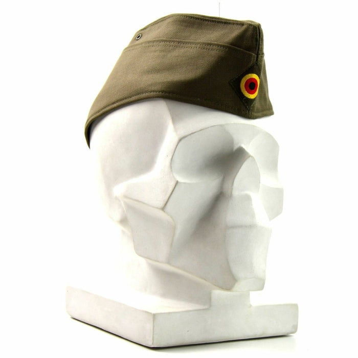Verde oliva gorra lateral militar alemana genuina con insignia circular en la vista lateral de la cabeza del maniquí