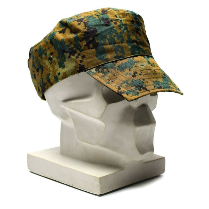 Gorra auténtica del ejército de Guinee Bissau confeccionada en tejido ripstop de camuflaje digital Savana con orificios de ventilación en una cabeza de maniquí.