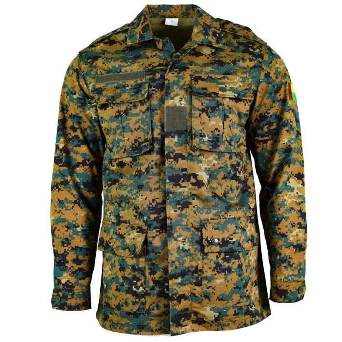 Chaqueta militar genuina de Guinea Bissau en camuflaje de sabana digital RipStop con múltiples bolsillos y detalles militares.