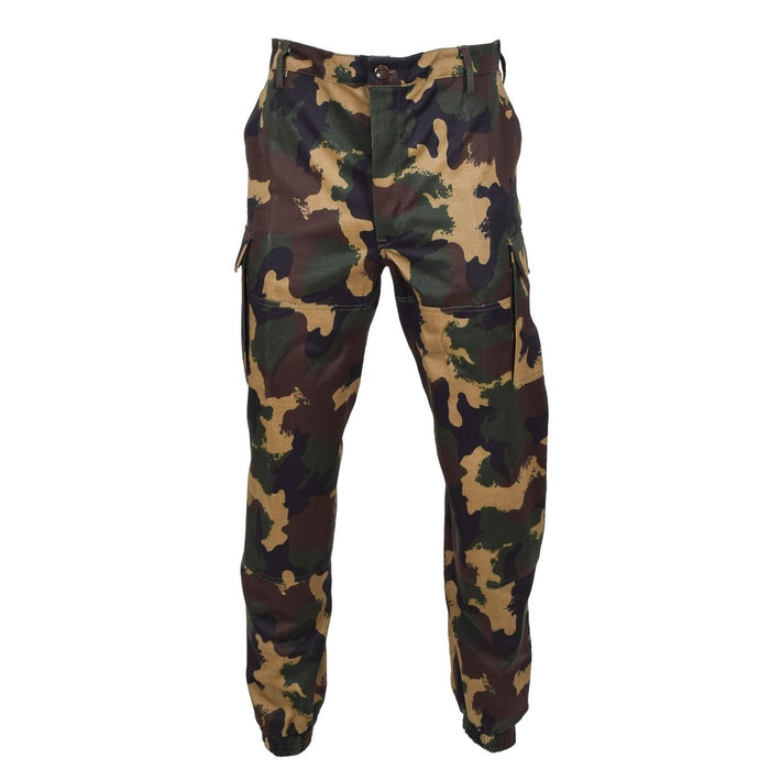 Auténticos pantalones de campo de camuflaje militar húngaro M1990 con rodillas reforzadas y múltiples bolsillos cargo.