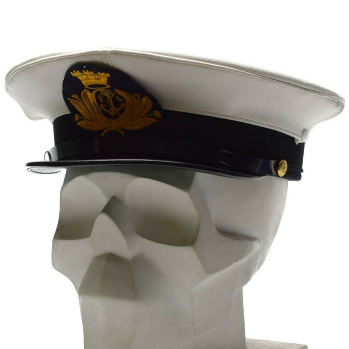 Gorra con visera blanca genuina de la Marina Italiana con insignia dorada y barboquejo de cuero negro en el modelo de calavera