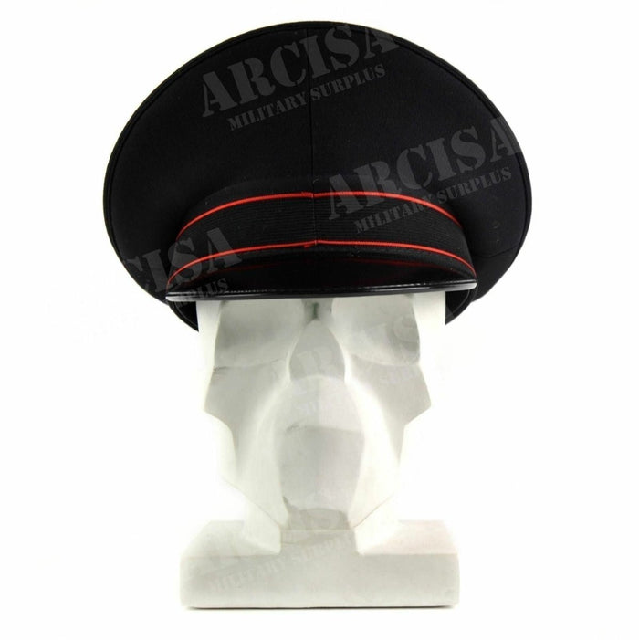 Auténtica gorra negra de la policía militar del ejército italiano con ribete rojo y visera sobre una cabeza de maniquí blanca.