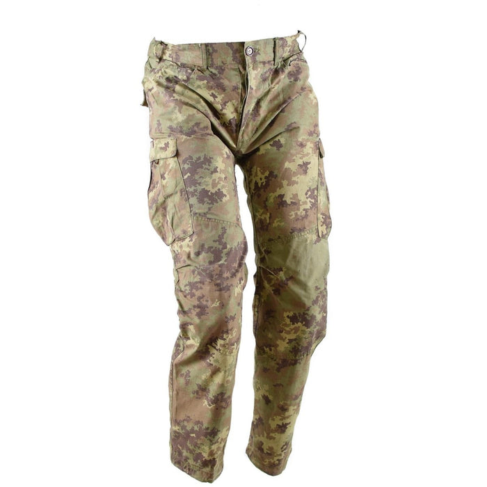 Auténticos pantalones de combate antidesgarros del ejército italiano en camuflaje Vegetato del desierto con bolsillos cargo y rodillas reforzadas.