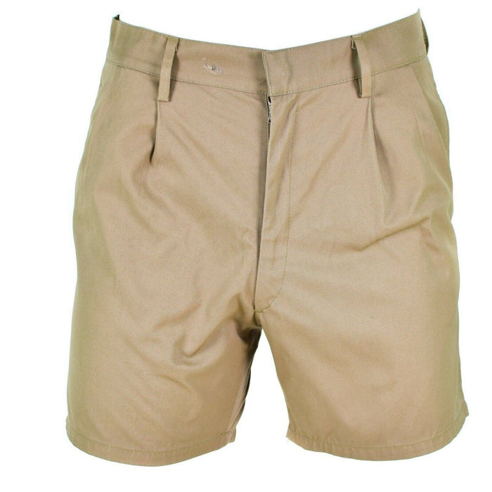 Auténticos pantalones cortos militares italianos de color caqui con cremallera frontal, trabillas para cinturón y tela transpirable duradera para uso informal y al aire libre.