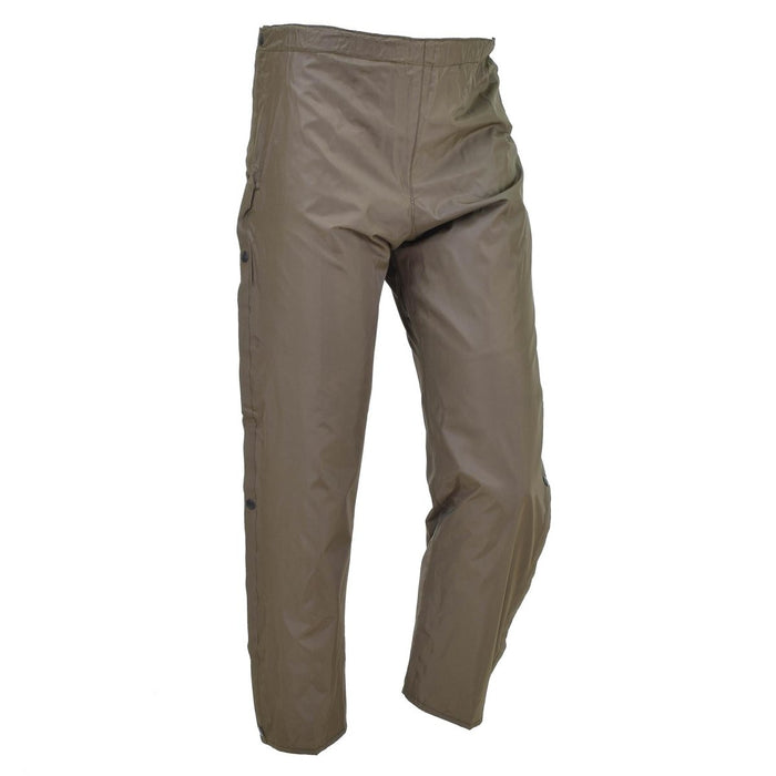 Auténticos pantalones impermeables militares italianos en color verde oliva con forro térmico y aberturas laterales en las piernas para acceder al maletero.