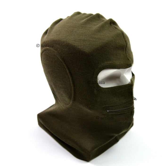 Pasamontañas del ejército italiano de color verde oliva con dos orificios para los ojos y boca con cremallera para protegerse del frío.
