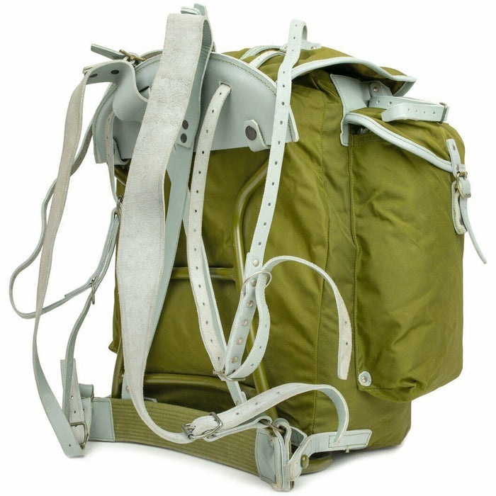 Mochila militar noruega vintage con estructura de metal, lona duradera y correas de cuero, diseñada para uso resistente en exteriores