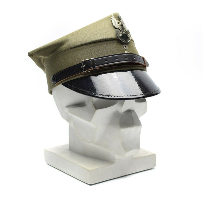 Auténtica gorra militar polaca en color oliva con insignia del águila y barboquejo ajustable, que simboliza la tradición y el honor.