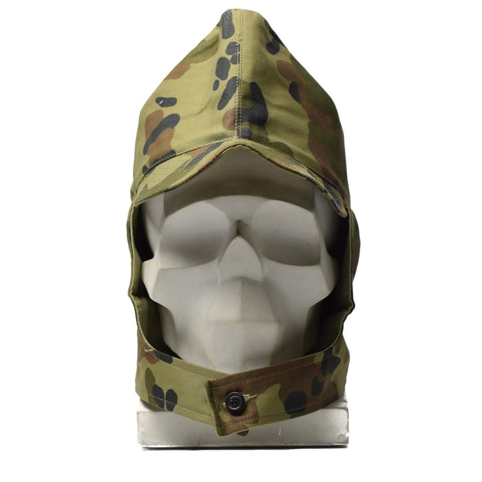Gorra de campo de camuflaje con hojas M93 del ejército rumano con solapa ajustable en el cuello para una protección versátil contra el sol y los elementos.