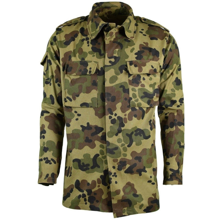 Auténtica chaqueta de campo M93 del ejército rumano con estampado de hojas de camuflaje, bolsillos en el pecho con botones y diseño de tela duradera.