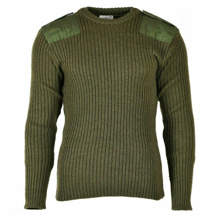 Jersey de lana verde oliva del ejército británico con refuerzos en hombros y codos, cuello, puños y cinturilla de punto acanalado.